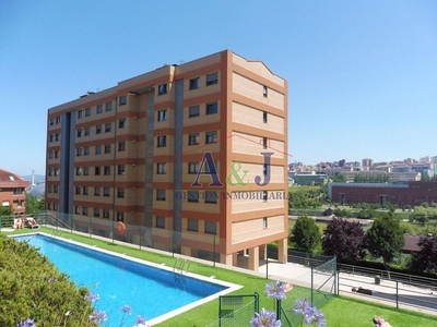 Alquiler de piso en Valdenoja - La Pereda de 2 habitaciones con piscina y garaje