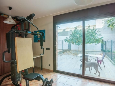 Casa adosada con 4 habitaciones con parking, calefacción, aire acondicionado y jardín en Girona