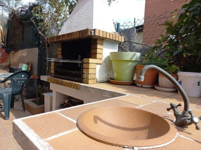 Casa con jardín y piscina en el centro de cervellò en Cervelló