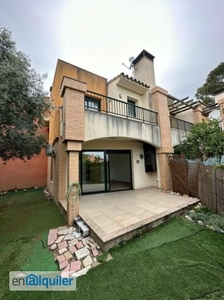 casa pareada con piscina comunitaria y jardín privado