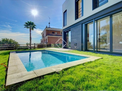 Chalet espectacular casa con 4 dormitorios, 4 baños y piscina privada en venta en ciudad diagonal en Esplugues de Llobregat