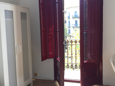 Habitación soleada en un apartamento de 8 dormitorios en El Born, Barcelona
