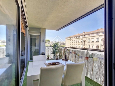 Piso de 3 dormitorios con terraza y aparcamiento en venta en el centro en Vilanova i la Geltrú