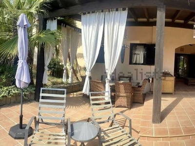 Piso en alquiler en avenida De Las Mimosas de 2 habitaciones con terraza y piscina