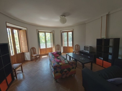 Piso en alquiler en Centro - Segovia de 4 habitaciones con muebles y balcón