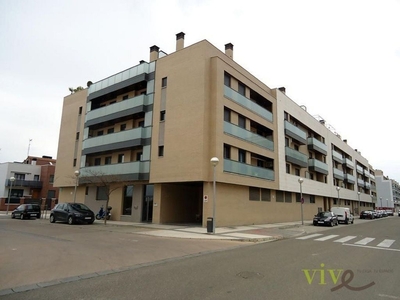 Piso en alquiler en Los Olivos de 2 habitaciones con garaje y muebles