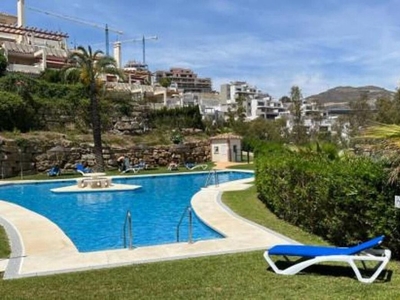 Piso en alquiler en Nueva Andalucía centro de 2 habitaciones con terraza y piscina