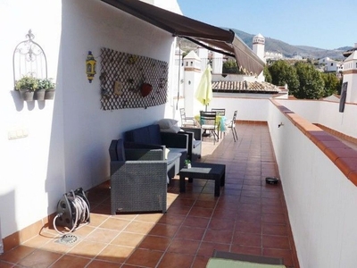 Piso en venta en Vélez de Benaudalla de 2 habitaciones con terraza y piscina