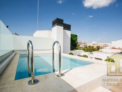 Venta de ático en Argüelles de 2 habitaciones con terraza y piscina
