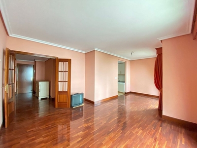 Venta de piso en Elgoibar de 3 habitaciones con garaje y balcón