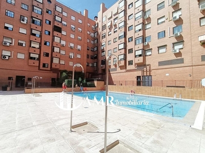 Venta de piso en Los Rosales de 4 habitaciones con piscina y garaje
