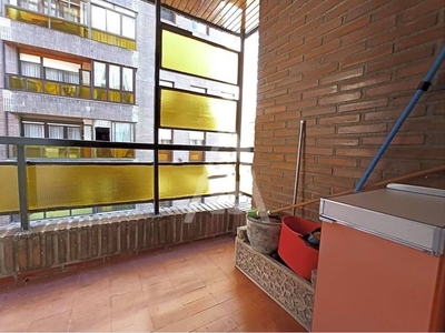 Venta Piso Bilbao. Piso de tres habitaciones en Plaza San Martín de la Ascensión. Buen estado segunda planta con terraza calefacción central