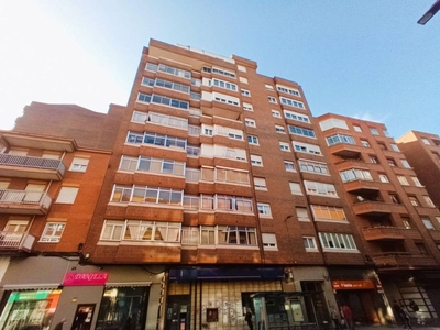 Venta Piso Valladolid. Piso de tres habitaciones en Calle Cigueña 1. Segunda planta con balcón