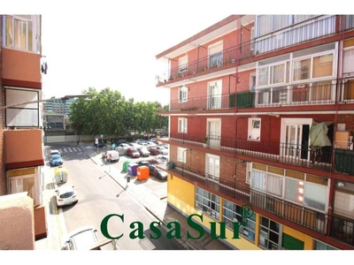 Venta Piso Valladolid. Piso de tres habitaciones en Calle Trepador. A reformar segunda planta con terraza