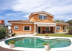 Encantadora y soleada casa con piscina y jardín en Santa Cristina d'Aro.