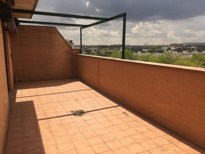 Alquiler de ático en Palomas de 2 habitaciones con terraza y piscina