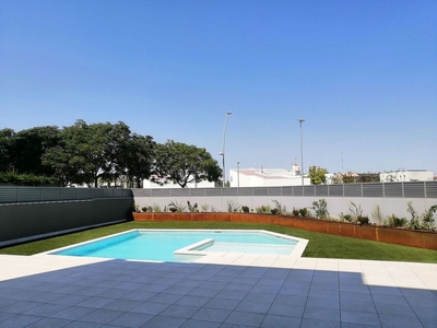 Alquiler de piso en calle Ciutat Jardi de 4 habitaciones con terraza y piscina
