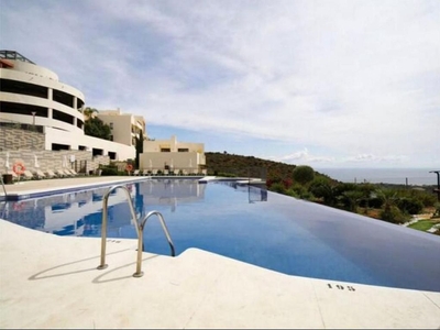 Alquiler de piso en calle De Los Monteros de 2 habitaciones con terraza y piscina