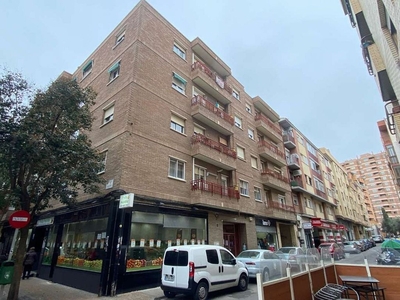 Alquiler de piso en La Bozada – Parque Delicias de 3 habitaciones con garaje y balcón