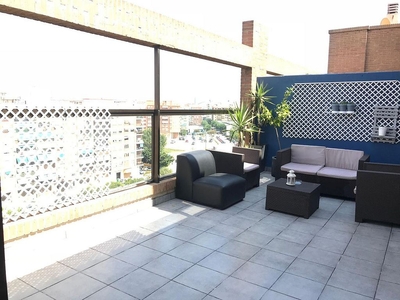 Ático en alquiler en Malilla de 3 habitaciones con terraza y garaje