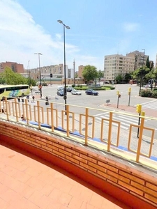 Piso en alquiler en avenida Cesareo Alierta de 3 habitaciones con terraza y balcón