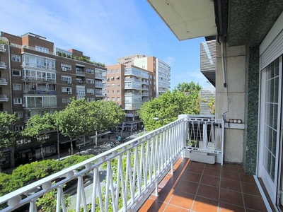 Piso en alquiler en calle De Cea Bermúdez de 3 habitaciones con terraza y garaje