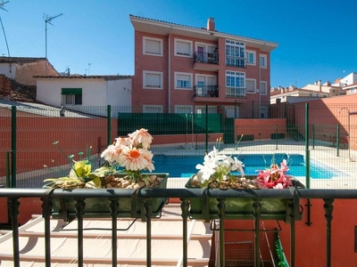 Piso en venta en Campo Real de 2 habitaciones con piscina y garaje