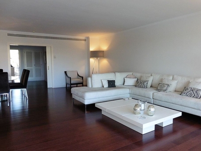 Piso en venta en Nueva Andalucía centro de 4 habitaciones con terraza y piscina