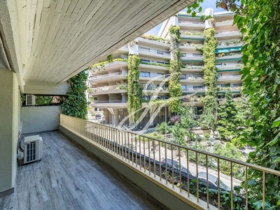 Piso en venta en Universidad - Malasaña de 3 habitaciones con terraza y garaje