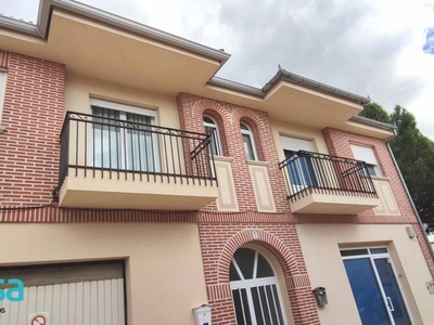 Venta Chalet en Calle Panaderos Coca. Buen estado 194 m²