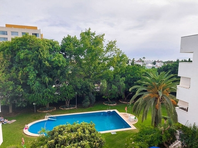 Venta de ático en Lomas de Marbella Club - Puente Romano de 2 habitaciones con terraza y piscina