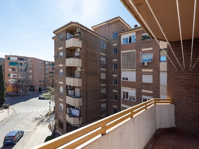 Venta de piso con terraza en Chana (Granada), La Chana