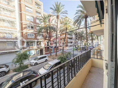 Venta de piso en El Cabanyal- El Canyamelar de 3 habitaciones con balcón y aire acondicionado