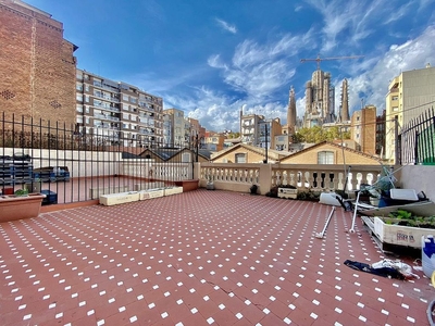 Venta de piso en La Sagrada Família de 4 habitaciones con terraza y balcón