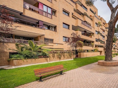 Venta de piso en Piovera - Conde Orgaz de 5 habitaciones con terraza y piscina