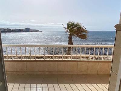 Venta de piso en Playa de Arinaga de 2 habitaciones con terraza y garaje