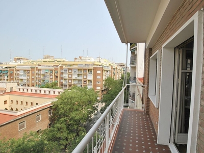 Venta de piso en Vallehermoso de 4 habitaciones con terraza y piscina