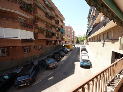 Venta de piso en Ventas de 4 habitaciones con terraza y balcón