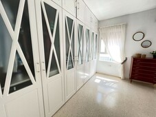 Piso con 2 habitaciones con ascensor y aire acondicionado en Gelves