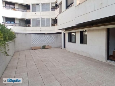 Estupendo piso sin amueblar, de 114 m2 y 3 dormitorios, situado en urbanización cerrada.
