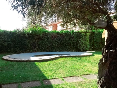 Venta de casa con piscina y terraza en Los Montitos, área Carretera de Sevilla (Badajoz)