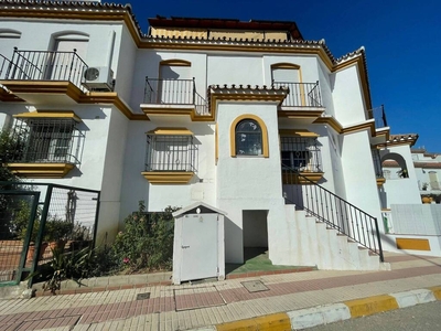 Amplio y bonito adosado en venta en Avda. Juan Carlos de Estepona. Málaga