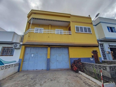 Venta Casa adosada en Avenida Pedro Morales Arucas. Buen estado plaza de aparcamiento con balcón 283 m²