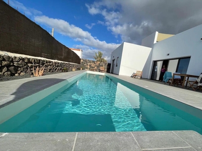 Venta de casa con piscina y terraza en La Oliva, Lajares