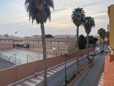 Venta de piso con terraza en Roquetas de Mar, Avenida Pintor Rosales