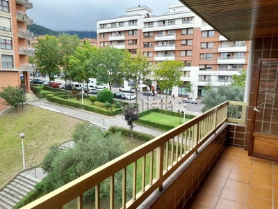 Venta Piso Bilbao. Piso de tres habitaciones en Avenida San Adrián 3. Buen estado tercera planta con balcón calefacción individual