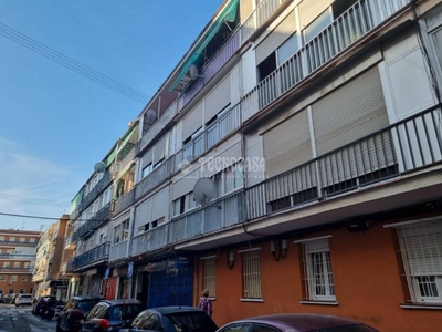 Venta Piso Madrid. Piso de tres habitaciones en Calle del Lago Van 27. Con terraza
