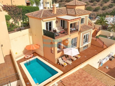 Venta Piso Nerja. Piso de tres habitaciones Plaza de aparcamiento con terraza