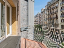 Piso alto con ascensor y con balcon, orientado al sur . en Barcelona
