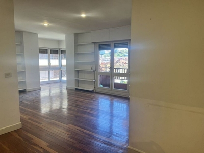 Alquiler de piso en Las Arenas Centro de 5 habitaciones con garaje y balcón